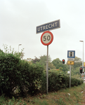 828374 Afbeelding van het plaatsnaambord Utrecht staande aan de Biltstraat ter hoogte van het fietspad vanaf de ...